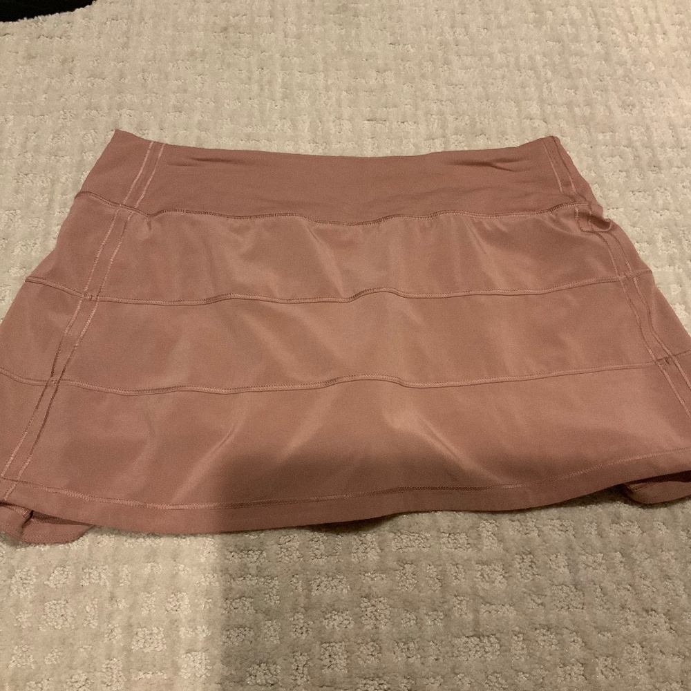Lululemon mauve pace rival skirt, size 6.